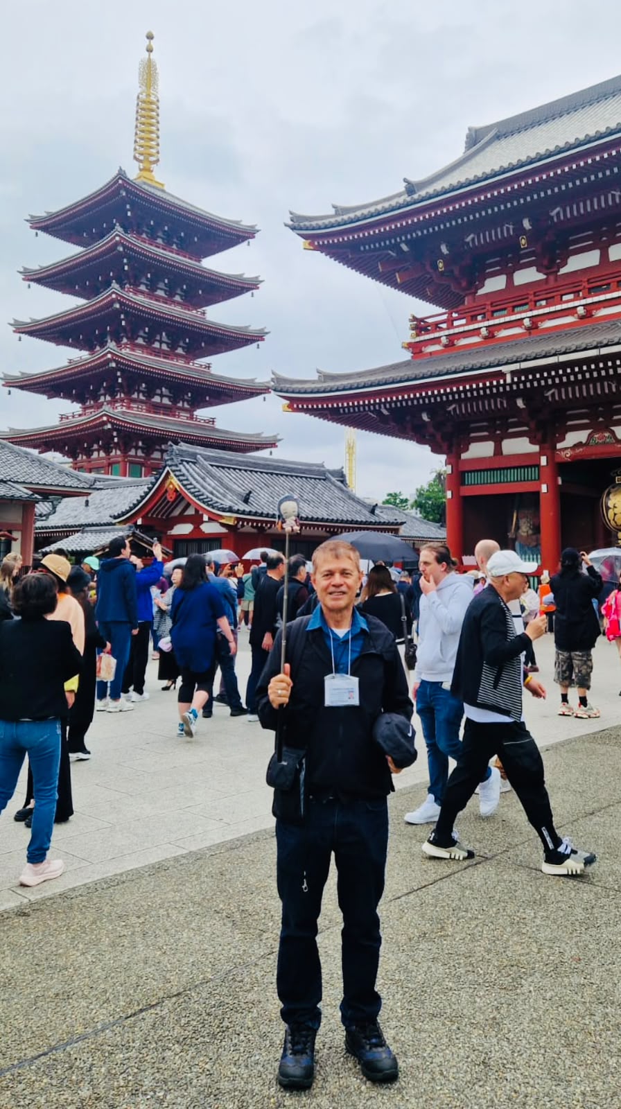 Guía de turismo licenciado Ruben Dario Narvaez acompañando visitantes en el templo Senso-ji de Asakusa, Tokio.